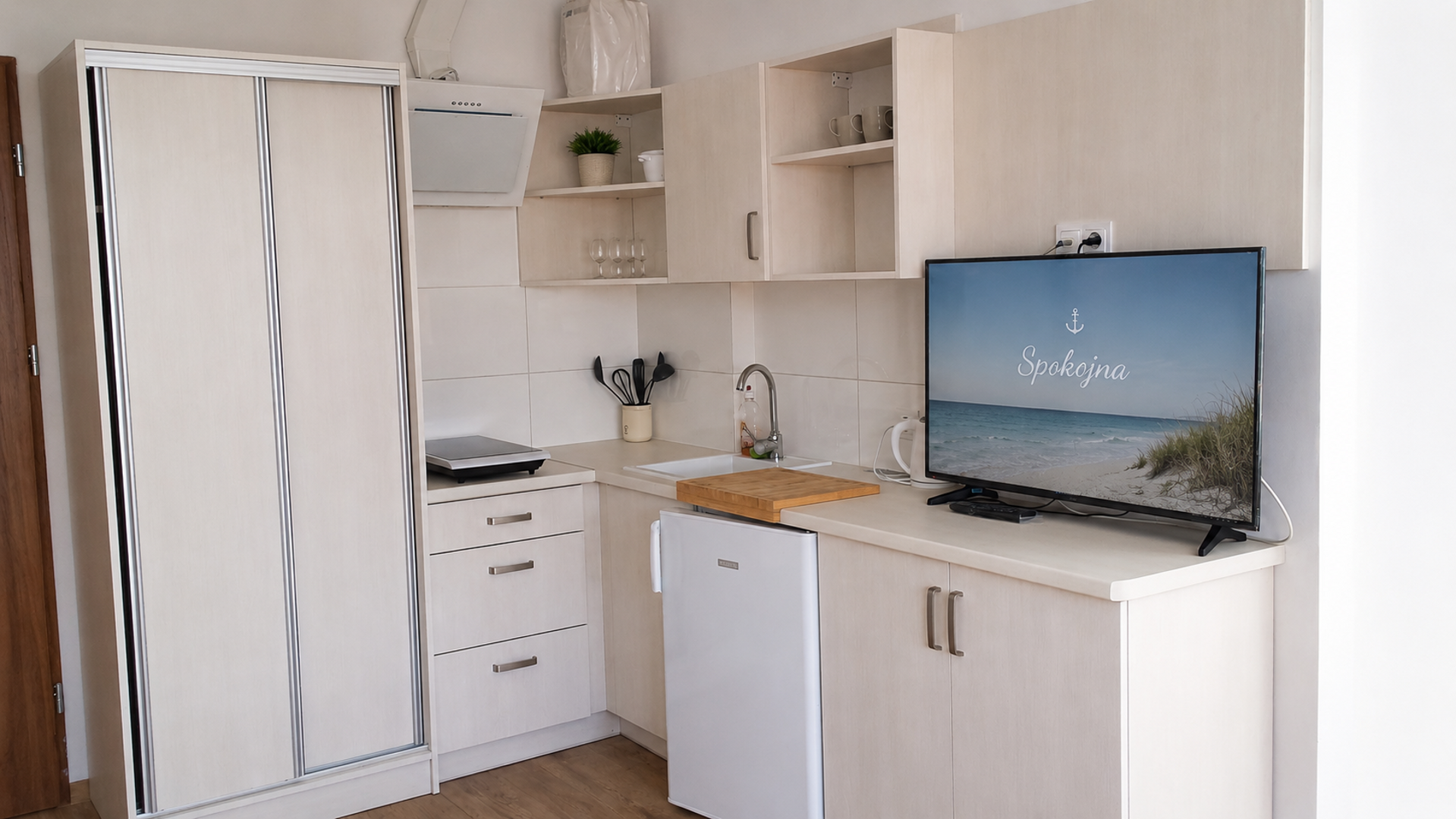 Apartament z osobną sypialnią, salonem z aneksem kuchennym i tarasem na parterze